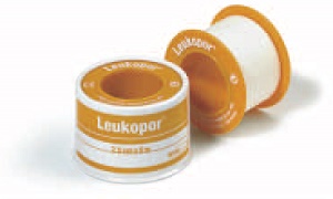 CEROTTO ADESIVO IPOALLERGENICO LEUKOPOR. SUPPORTO: TESSUTO NON TESSUTO BIANCO DI POLIESTERE E VISCOSA ADESIVO POLIACRILICO SENZA RESINE E GOMME NATURALI. 5X5CM MUTABILE - Antica Farmacia Ferrari